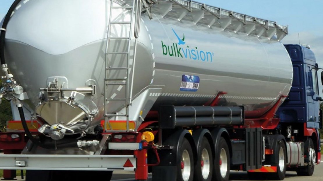 foto van vrachtwagen met etikettering van inotec voor Bulkvision