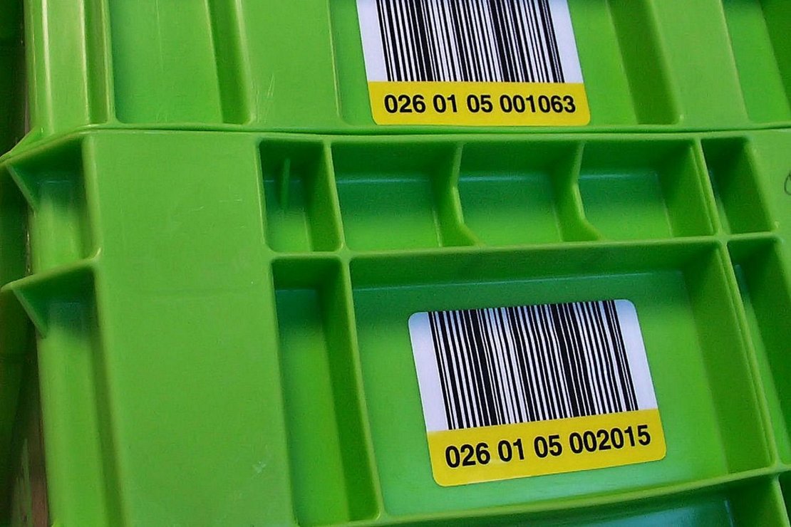 foto van inotec barcode etiket op groene container